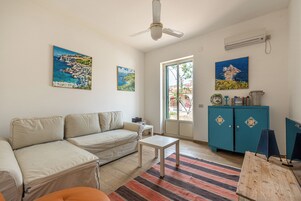 Apartamento, 2 quartos, terraço | Área de estar | TV 30 polegadas com canais via satélite