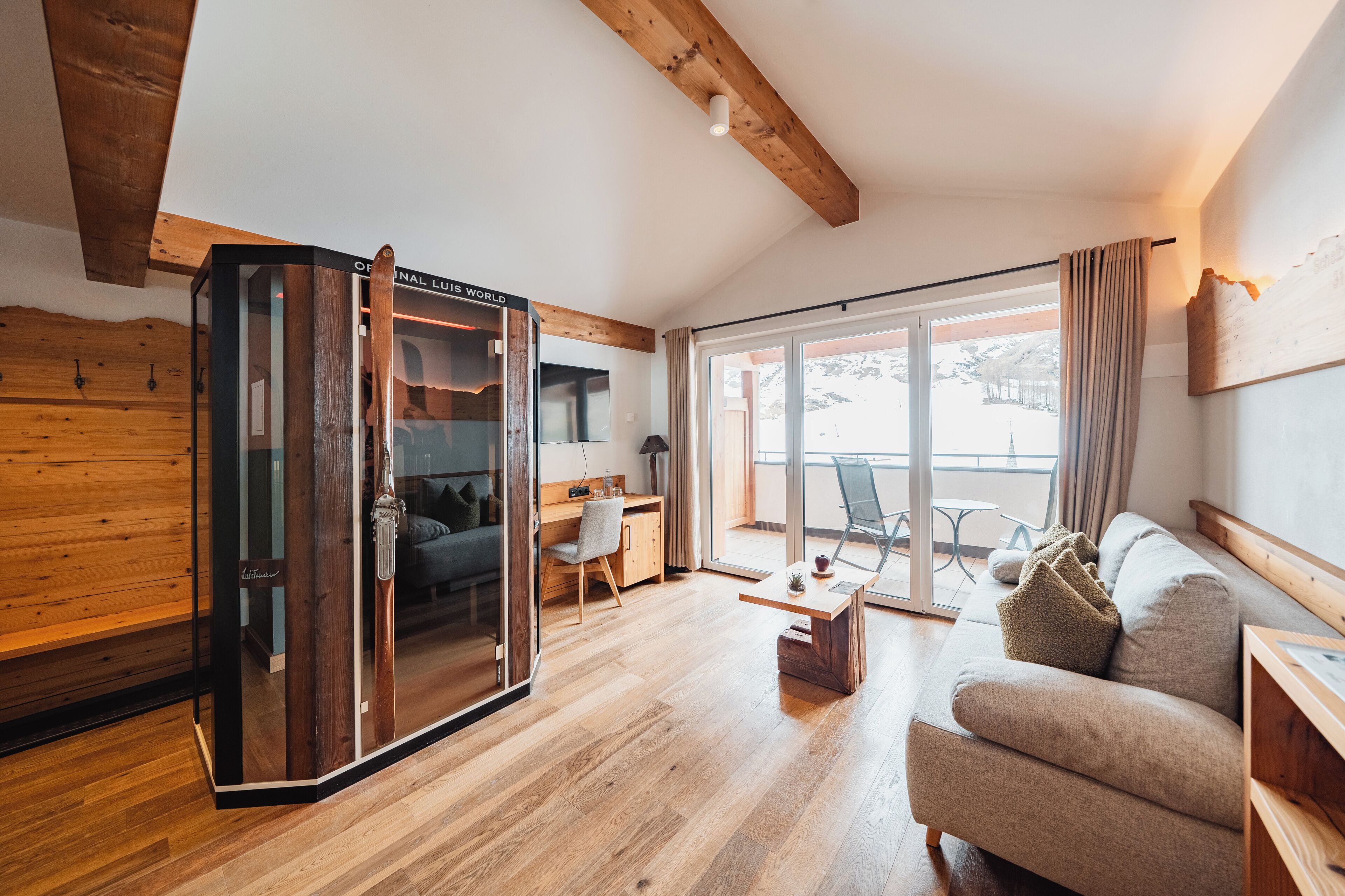 Deluxe Suite, Sauna | In-room safe, desk, laptop workspace, blackout curtains