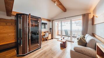 Phòng Suite Deluxe, phòng tắm hơi | Két bảo mật tại phòng, bàn, khu vực làm việc phù hợp cho laptop