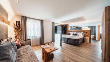 Phòng Suite Cao cấp, phòng tắm hơi | Két bảo mật tại phòng, bàn, khu vực làm việc phù hợp cho laptop