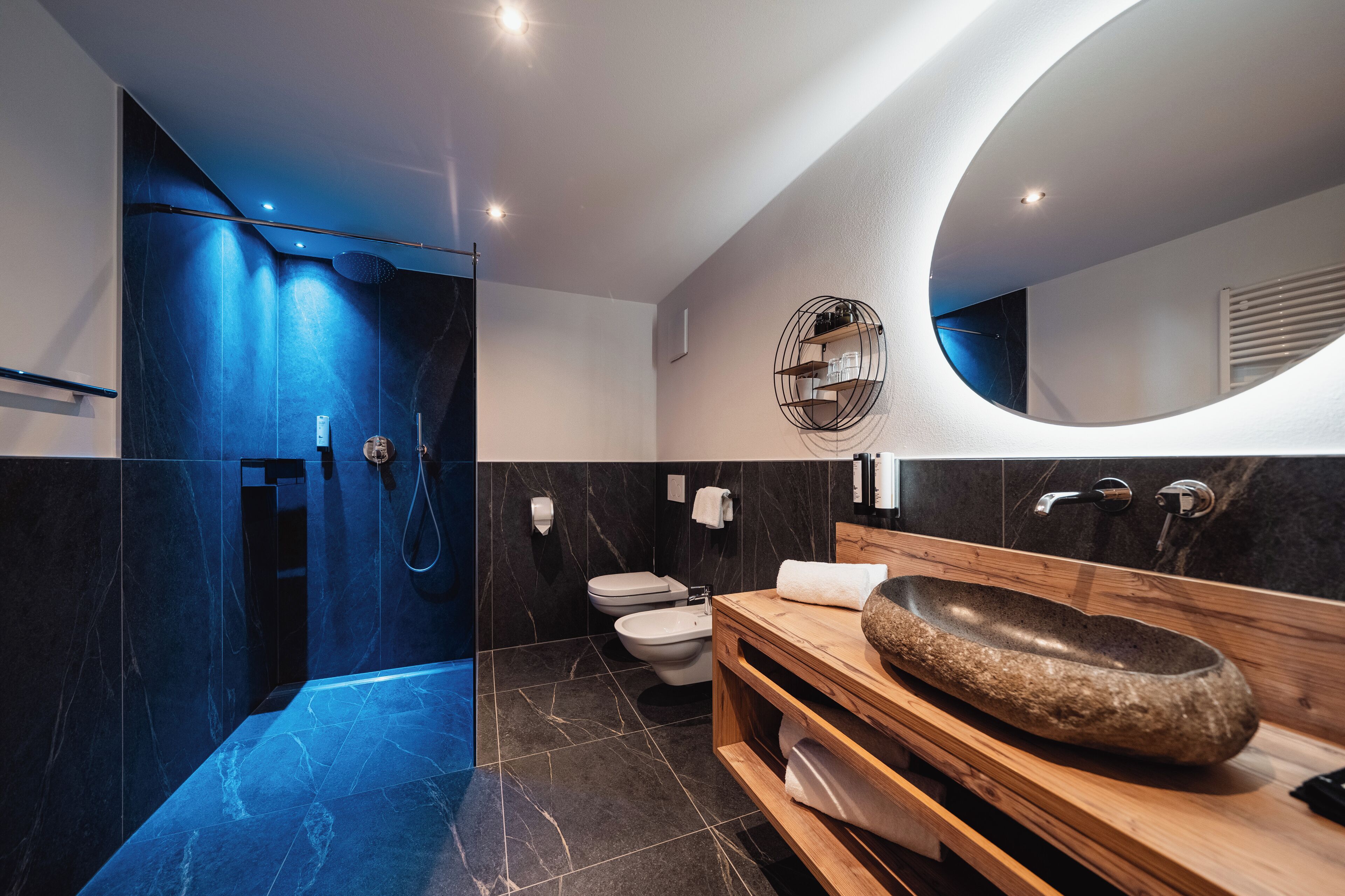 Habitación Deluxe doble, balcón, vistas a la montaña | Baño | Secador de pelo, albornoces, zapatillas y toallas