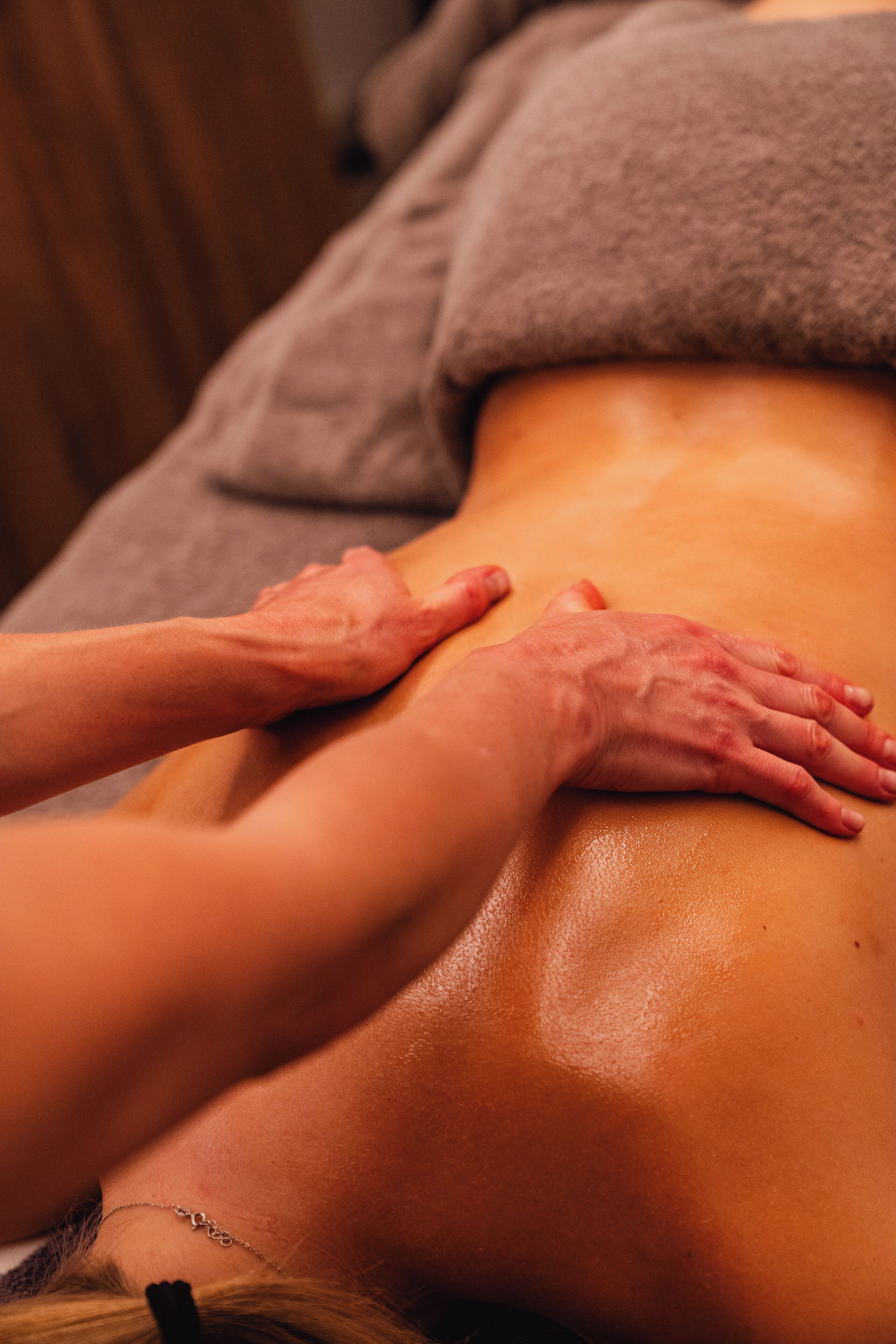 Close-up de uma massagem sendo feita nas costas de alguém.