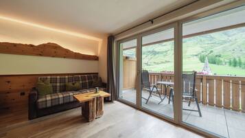 Phòng đôi Superior, ban công, quang cảnh núi | Két bảo mật tại phòng, bàn, khu vực làm việc phù hợp cho laptop