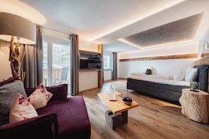 Chambre Double Deluxe, balcon, vue montagne | Coffres-forts dans les chambres, bureau