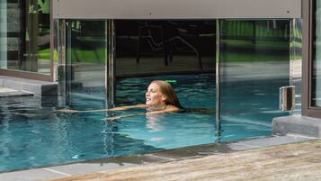 Alberca techada y alberca al aire libre