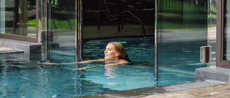 Una piscina techada, una piscina al aire libre