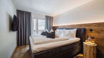 Classic Double Room, Balcony | In-room safe, desk, laptop workspace, blackout drapes