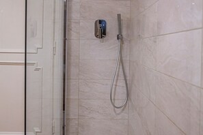 Shower, bidet, towels