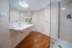 Shower, bidet, towels