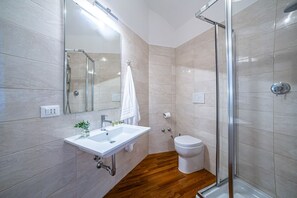 Dusche, Bidet, Handtücher