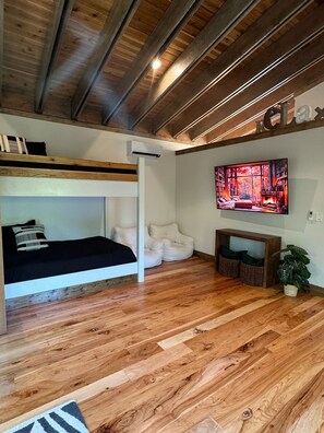 2 bedrooms, iron/ironing board, Internet, bed sheets