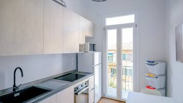Frigorifero, microonde, forno, piano cottura