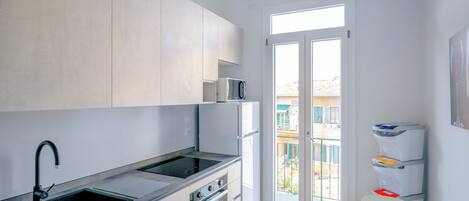 ثلاجة، ميكروويف، فرن، موقد طهي مسطح