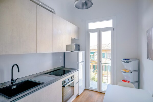 Réfrigérateur, four à micro-ondes, un four, surface de cuisson