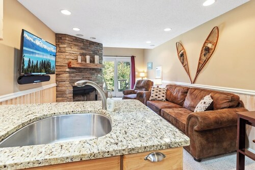 SR30 Updated Shamrock Condo Ski Access Fireplace