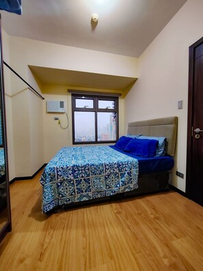 Individually decorated, individually furnished, laptop workspace - Levi & Moon's Chill with beautiful view (Pasay)