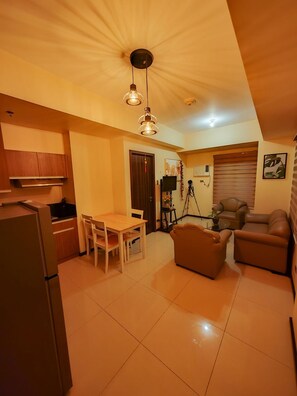 Signature Condo, 1 Bedroom, Non Smoking, Kitchen | In-room dining