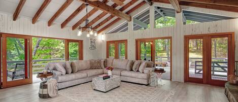 Smart-tv och eldstad