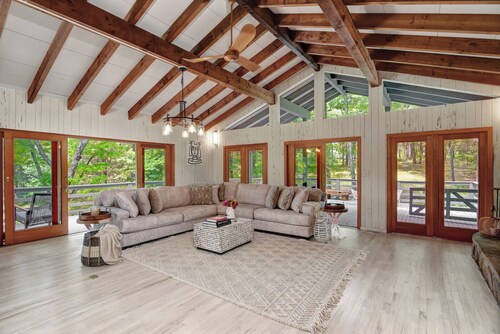 Lakefront Achieve Cabin / 3BR on 200-Acre Estate