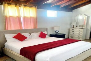 1 dormitorio, tabla de planchar con plancha, wifi y ropa de cama