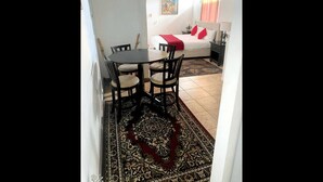 Una camera da letto con un letto, un comodino, una lampada e un quadro appeso al muro.