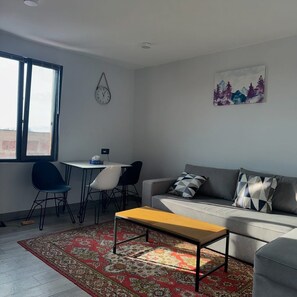 Luxury House, Lanai, Mountain View | Soundproofing, iron/ironing board, free WiFi