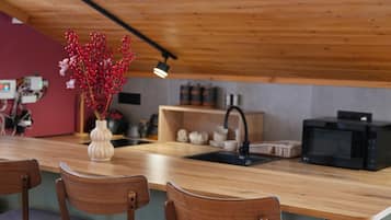 Apartamento de lujo, lanai, vistas al jardín | Cocina básica privada | Frigorífico, microondas, placa de cocina y utensilios de cocina