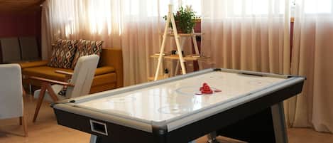 Luxury Apartment, Lanai, Garden View | Living area