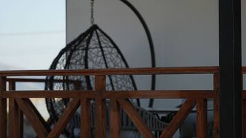 Apartemen Deluks, beranda, pemandangan kebun | Teras/patio