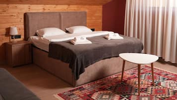 Luxury Apartment, Lanai, Garden View | Soundproofing, iron/ironing board, free WiFi