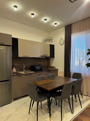 Deluxe Apartment, Lanai, Garden View | Private kitchenette | Fridge, microwave, stovetop, electric kettle - Aparan Guest House (Aparan)