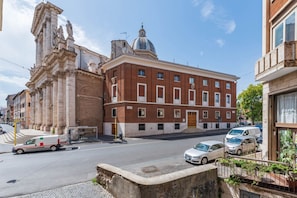 Exterior - Wake up in the heart of Rome and go out to one of the most elegant and historic neighborhoods of the city. The Elegant Suite is a 75m² apartment completely renovated in Via della Mola de' Fiorentini, located on the second floor of a building with a total (Roma)