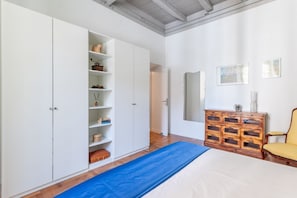 2 habitaciones y tabla de planchar con plancha 
