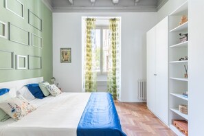 2 habitaciones y tabla de planchar con plancha