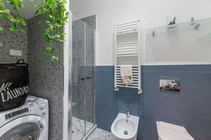Dusche, Haartrockner, Bidet, Toilettenpapier