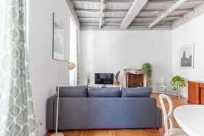 Flat-screen TV - Wake up in the heart of Rome and go out to one of the most elegant and historic neighborhoods of the city. The Elegant Suite is a 75m² apartment completely renovated in Via della Mola de' Fiorentini, located on the second floor of a building with a total (Roma)