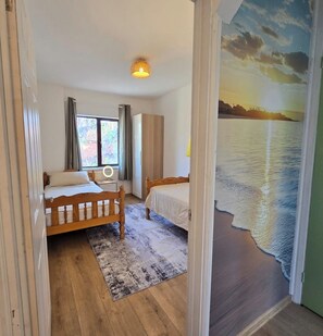 2 habitaciones, tabla de planchar con plancha, wifi y ropa de cama