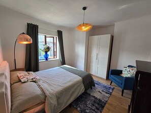 2 habitaciones, tabla de planchar con plancha, wifi y ropa de cama