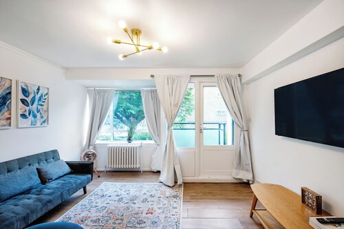 Cozy 2 bedroom flat- Heart of Victoria