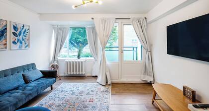 Cozy 2 bedroom flat- Heart of Victoria