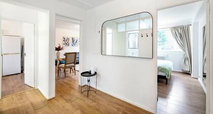 Cozy 2 bedroom flat- Heart of Victoria