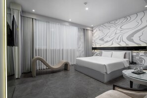 Deluxe Double Room | Minibar, individually decorated, individually furnished, desk