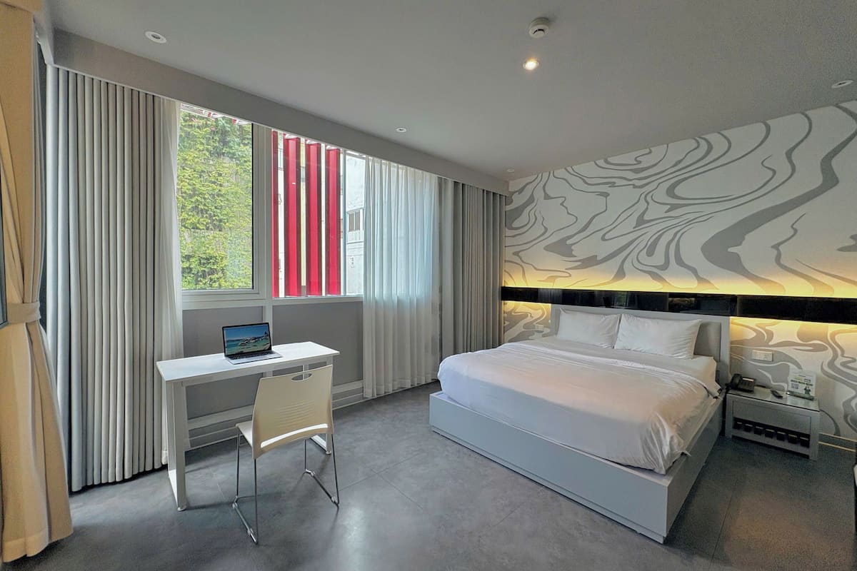 Deluxe Double Room | Minibar, desk, blackout drapes, soundproofing