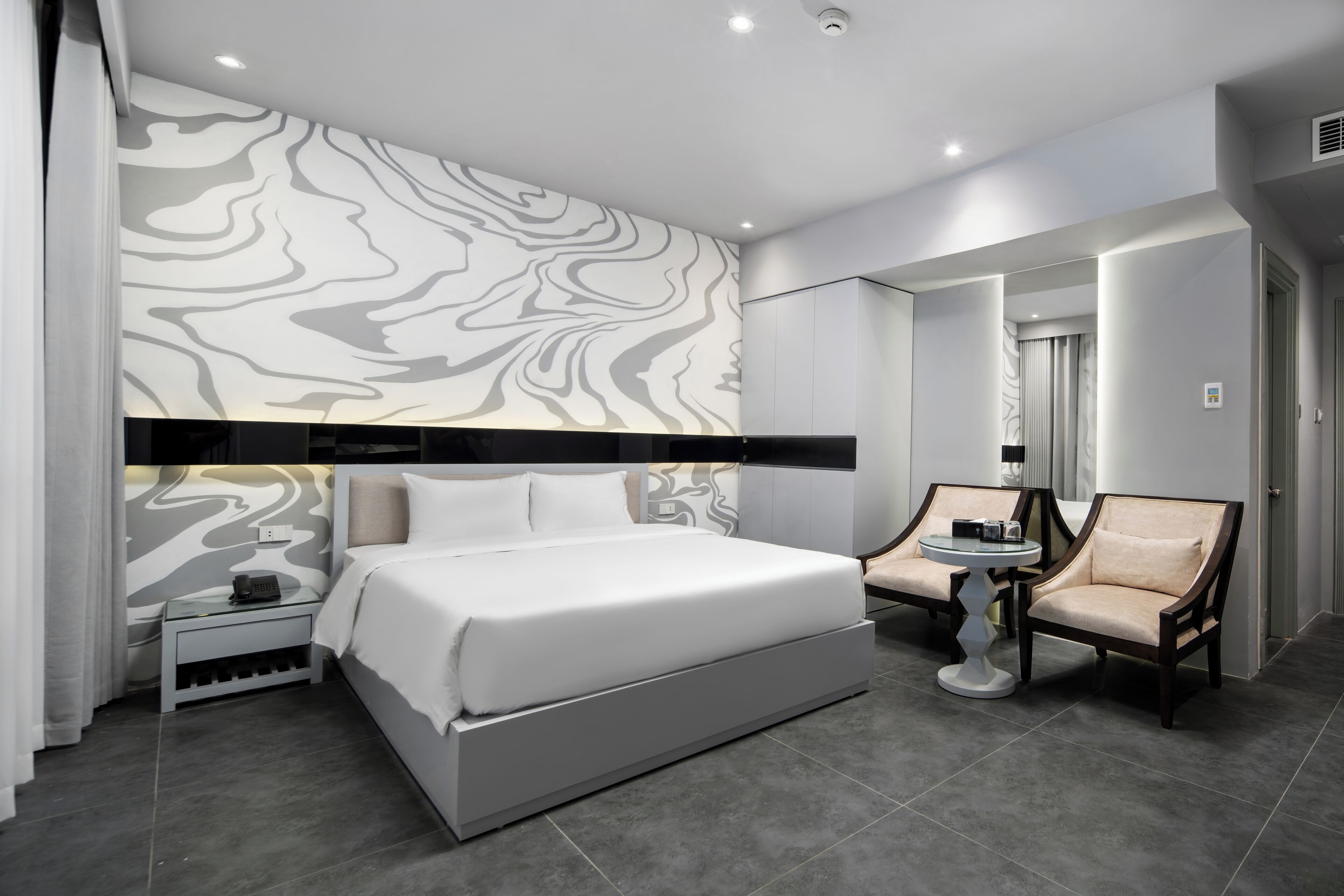 Deluxe Double Room | Minibar, individually decorated, individually furnished, desk