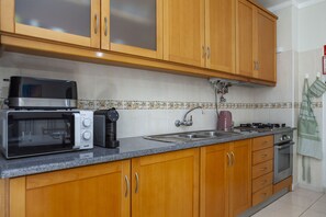 Fridge, microwave, oven, coffee/tea maker