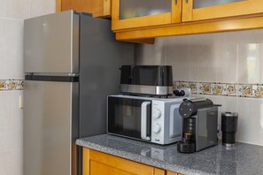 Jääkaappi, mikroaaltouuni, uuni, kahvin-/teenkeitin