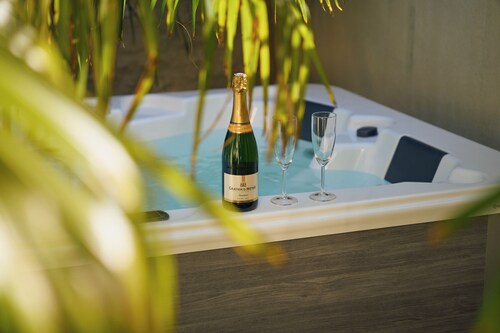Suite atypique avec jacuzzi privatif - centre ville Cognac