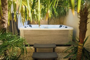 Outdoor spa tub - Atypical suite with private jacuzzi - downtown Cognac (Cognac)