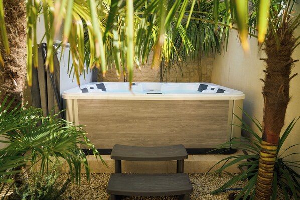 Outdoor spa tub