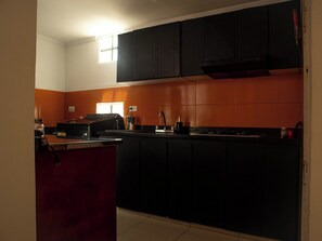 Fridge, oven, stovetop, coffee/tea maker